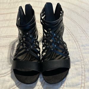 women’s bare traps sandals